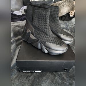 United Nude Space Kick